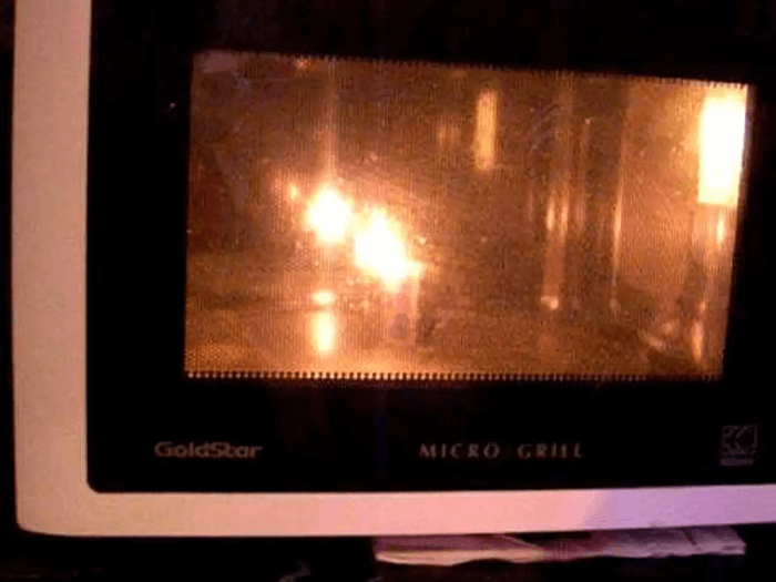 Микроволновка искрит